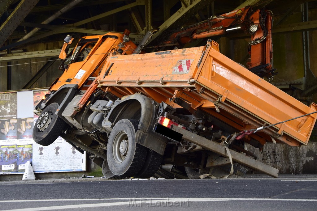 LKW blieb unter Bruecke haengen Koeln Deutz Deutz Muelheimerstr P074.JPG - Miklos Laubert